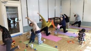 ココチヨガの子連れヨガレッスンの様子